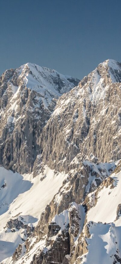 Tief verschneite Winterlandschaft der Dachstein Südwand von oben aus dem Flugzeug | © Christoph Huber