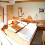 Photo of double room with shower or bathtub, WC | © Alpenhof