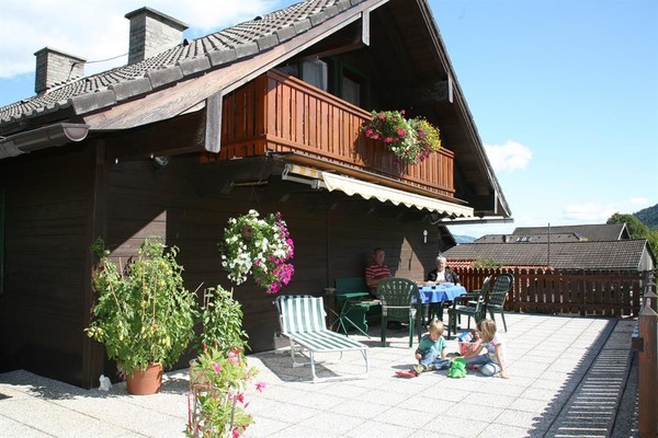 App. Royer - Hausfoto Sommer mit Terrasse