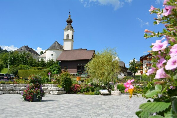 Ferienhaus Meissnitzer mit Schlossplatz und Kirche | © Marktgemeinde Haus