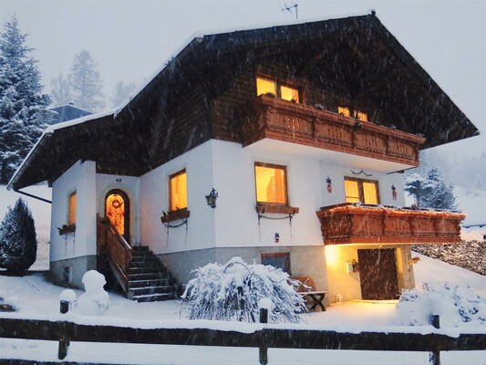 Haus Bergland im Winter - Ansicht vorne