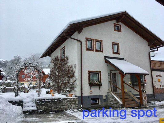 Ferienhaus Gruber Aich, 2 Parkplätze neben Eingang