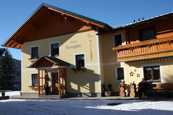 Haus Taxegger - Eingangsbereich im Winter
