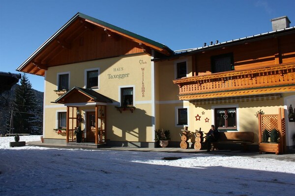Haus Taxegger - Hausfoto im Winter