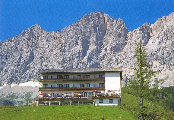 Hotel Dachstein mit Dachstein Südwand