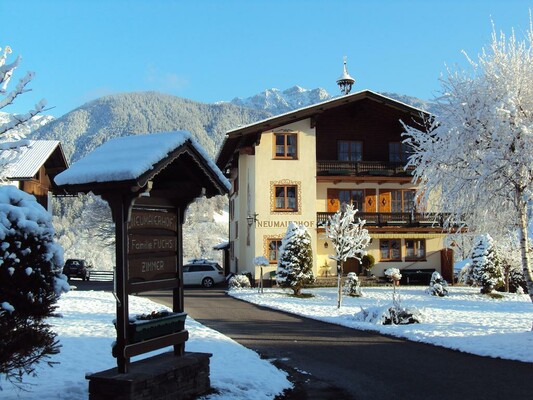 Neumaierhof_Hausfoto Winter mit Eingangstafel
