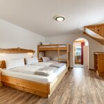 obrázek room with 4 beds with shower, WC