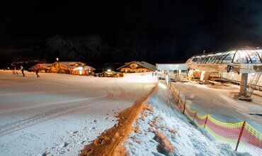 Valley station Gipfelbahn Hochwurzen at night