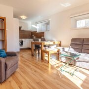 Wohnzimmer mit Küche