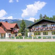 Ferienwohnungen Etschbacher - Hausfoto Sommer