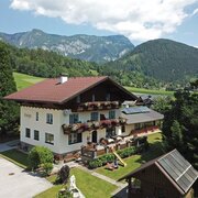 Das Esslgut mit großzügigem Garten