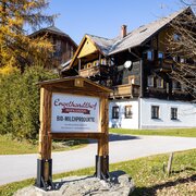 Hoftafel und Einfahrt