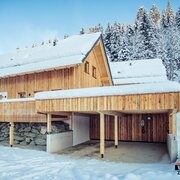Winteransicht mit Carport