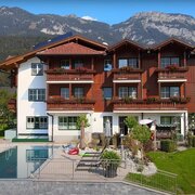 Haus mit Schwimmbad Südansicht