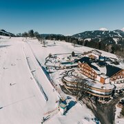 Hotel liegt direkt an der Skipiste.