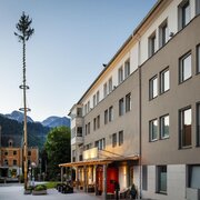 haupteingang-maibaum-rathaus-jufa-hotel-schladming