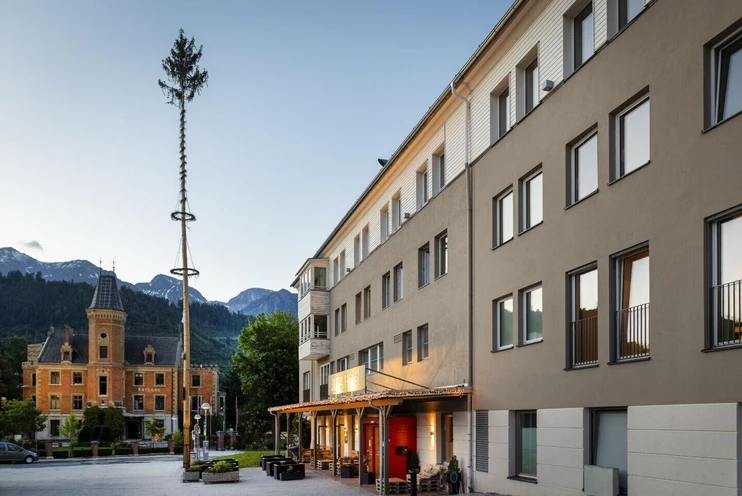 haupteingang-maibaum-rathaus-jufa-hotel-schladming