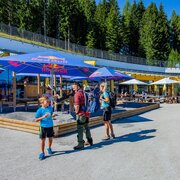 Platzhirsch - Terrasse im Sommer