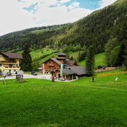Schieplechnerhof im Sommer mit Bogenschießen