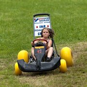 Mädchen beim Slalom Kart fahren
